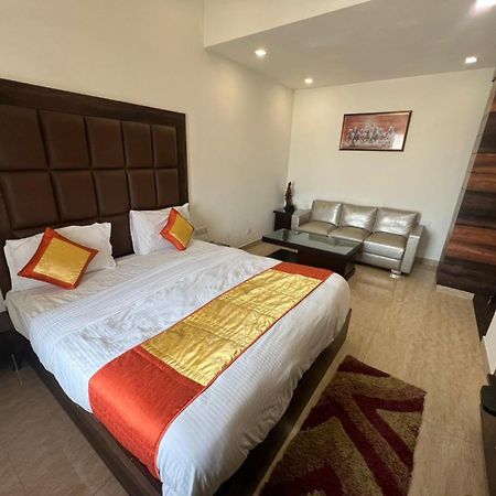 Hotel Royal Palace Hapur Kültér fotó