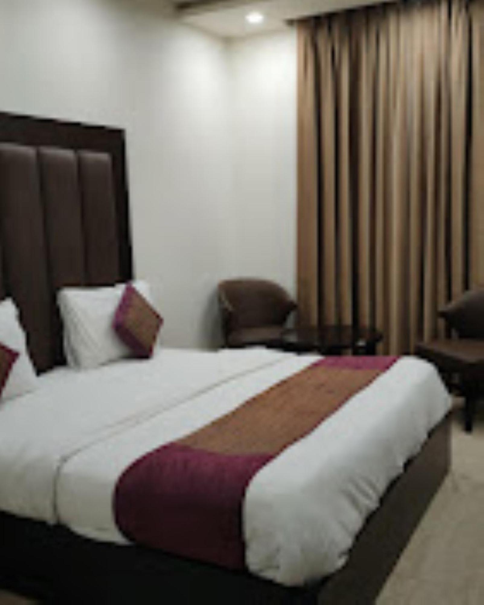 Hotel Royal Palace Hapur Kültér fotó