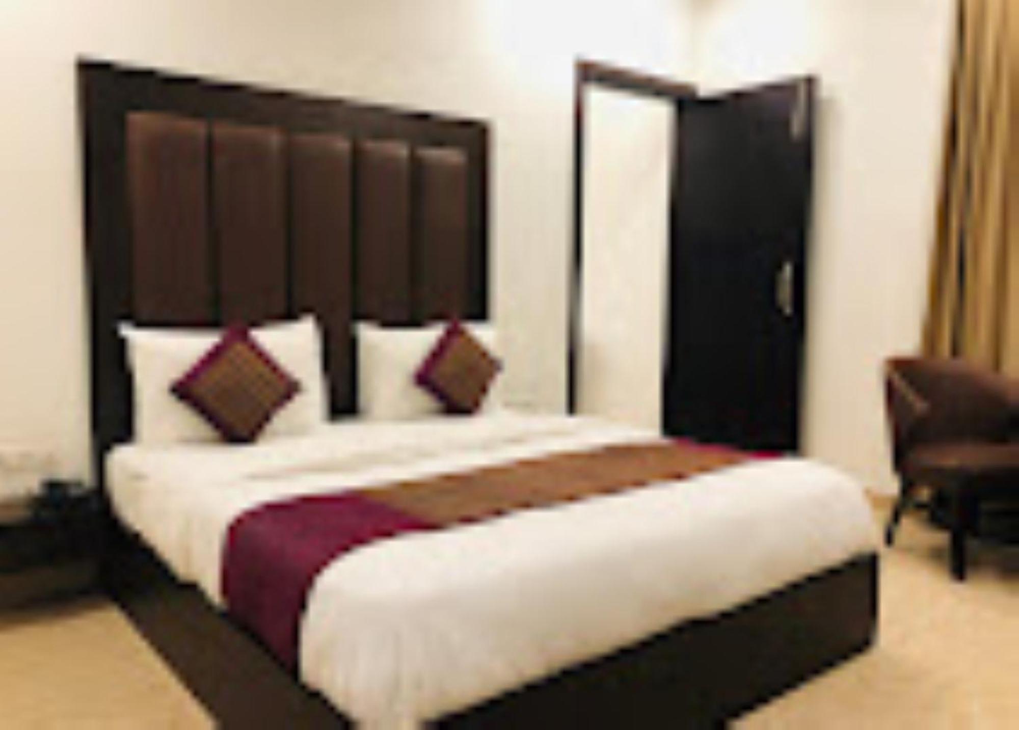 Hotel Royal Palace Hapur Kültér fotó