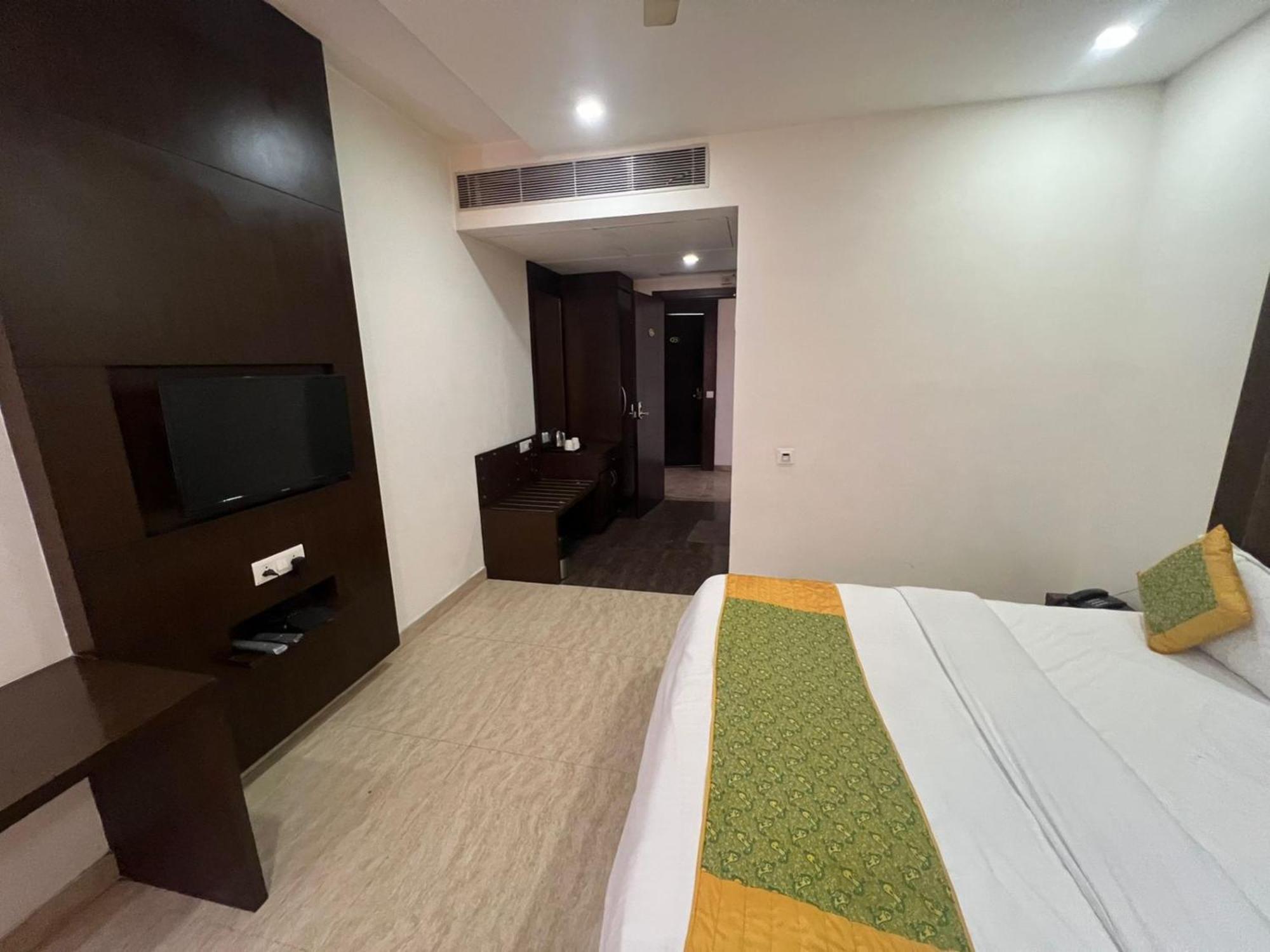 Hotel Royal Palace Hapur Kültér fotó