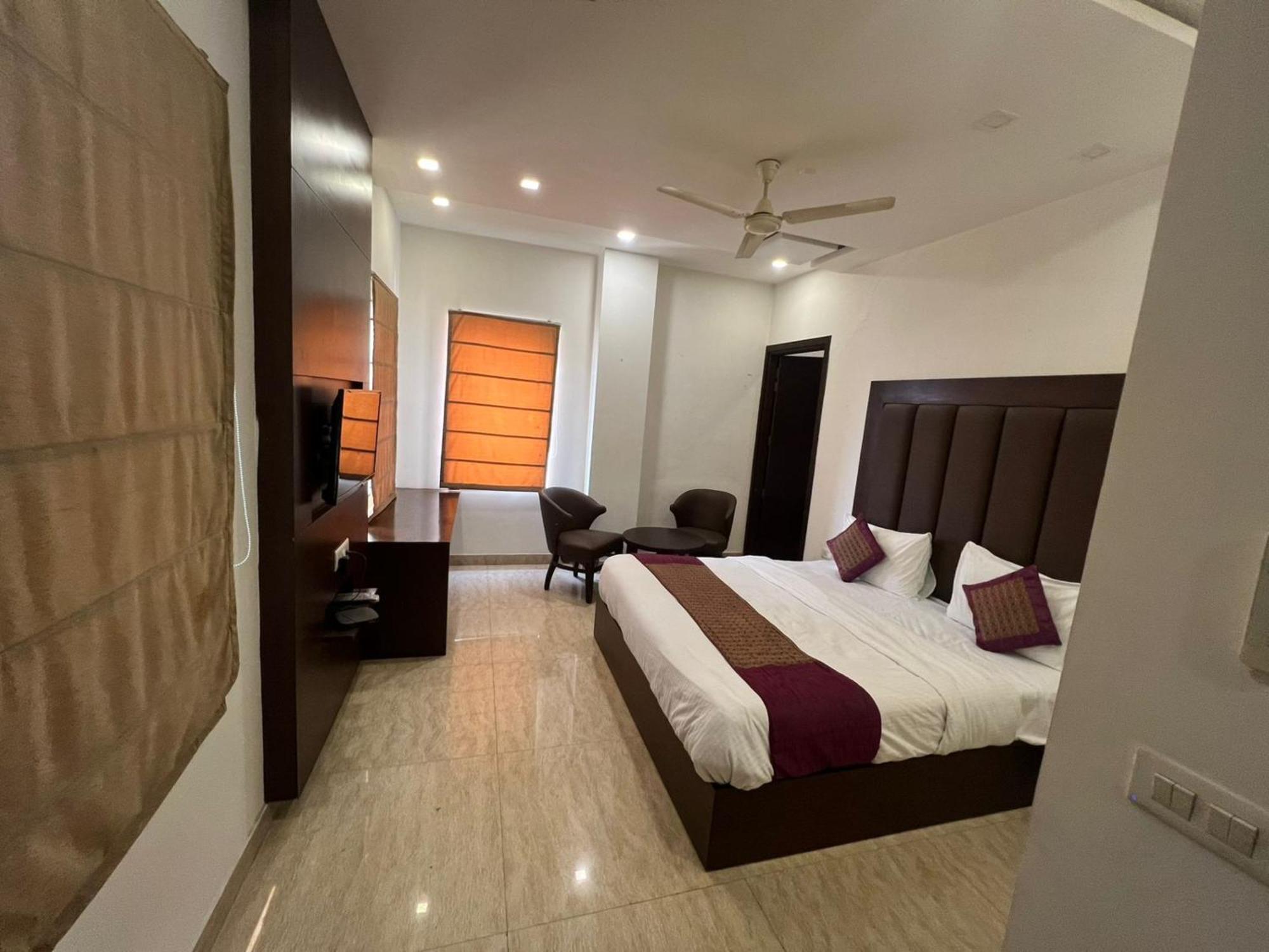 Hotel Royal Palace Hapur Kültér fotó