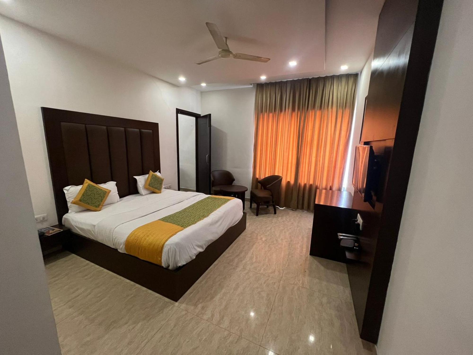 Hotel Royal Palace Hapur Kültér fotó
