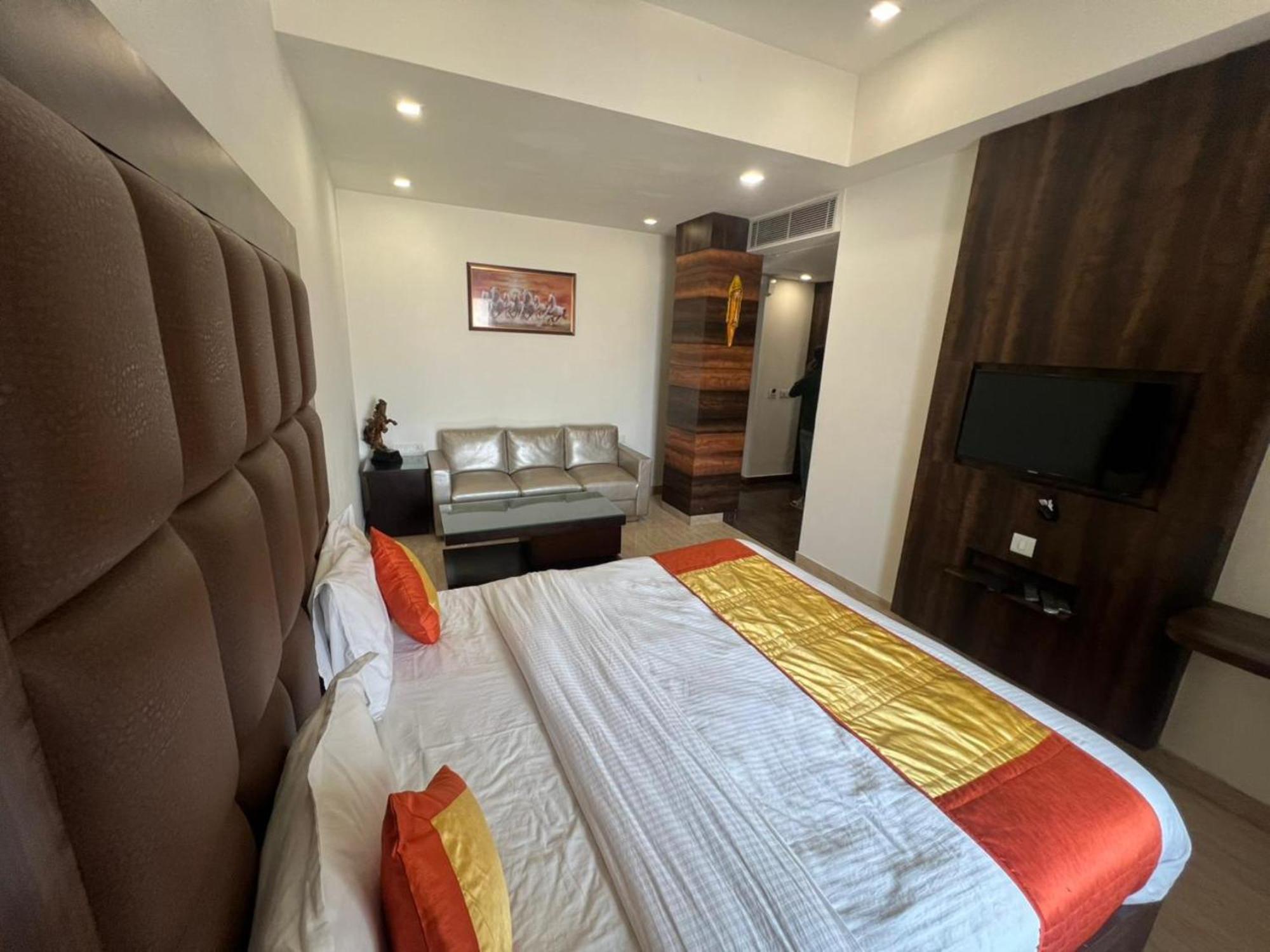 Hotel Royal Palace Hapur Kültér fotó