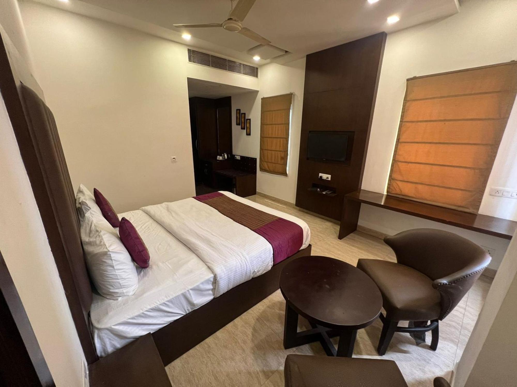 Hotel Royal Palace Hapur Kültér fotó