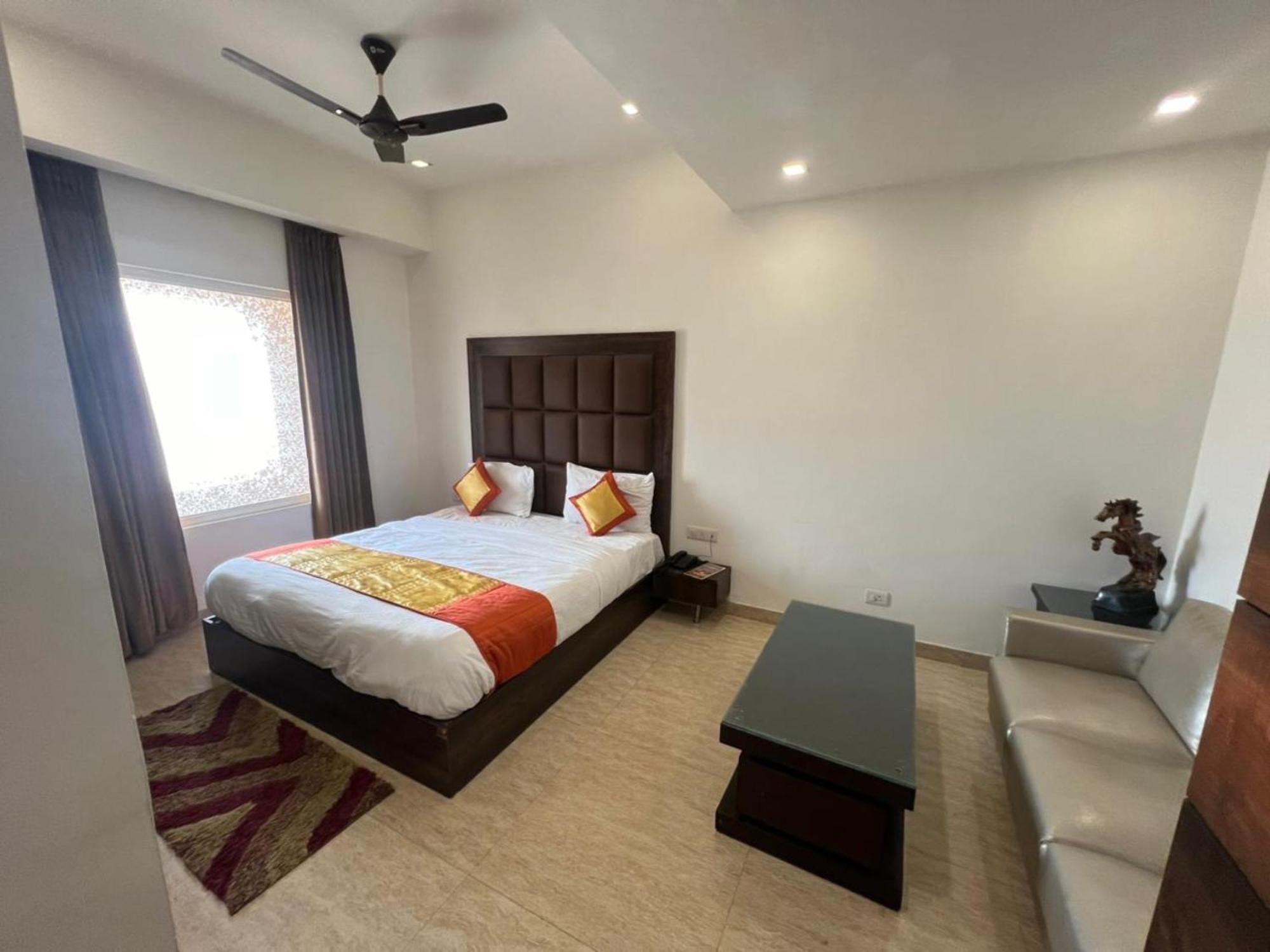 Hotel Royal Palace Hapur Kültér fotó