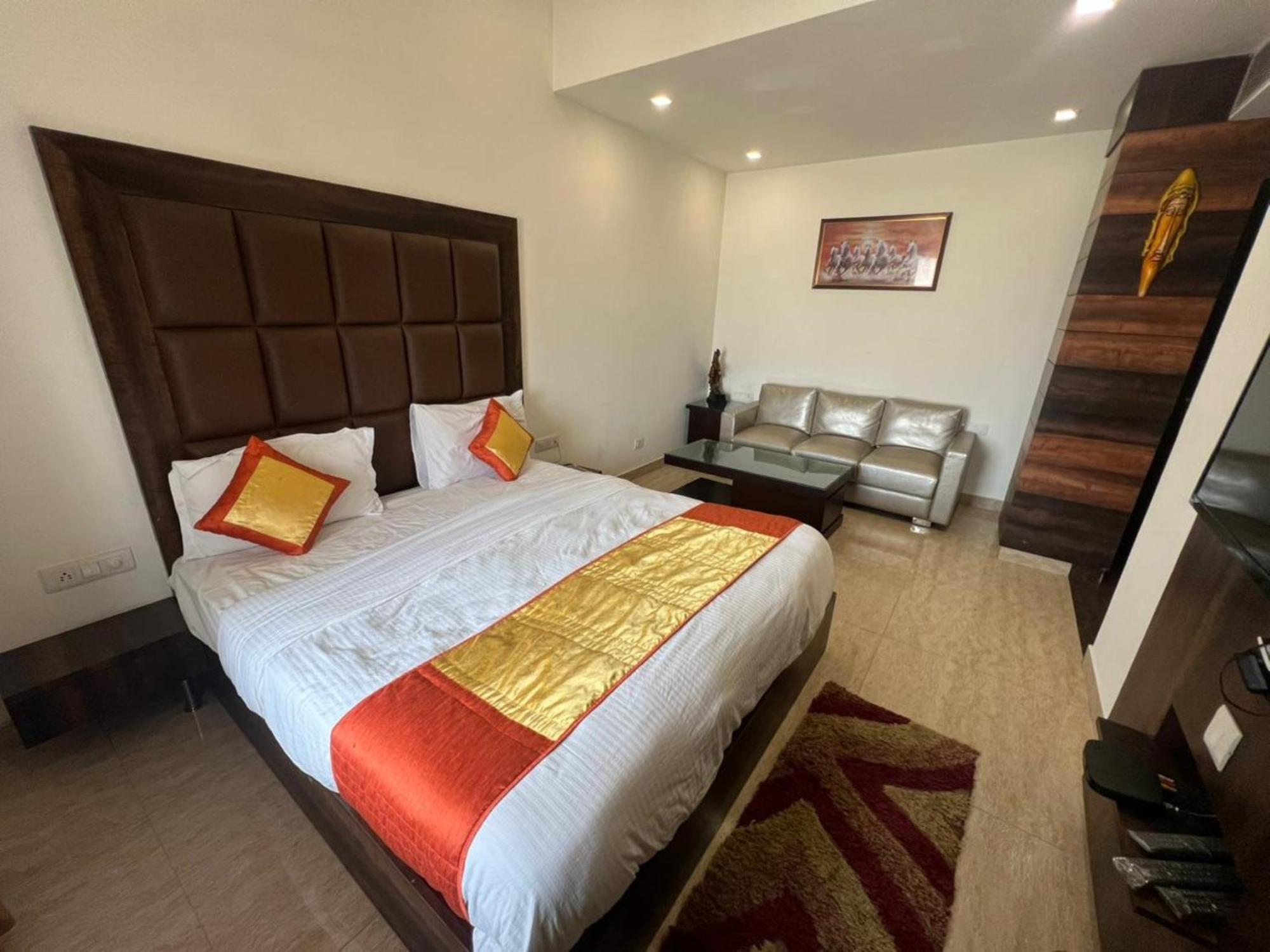 Hotel Royal Palace Hapur Kültér fotó