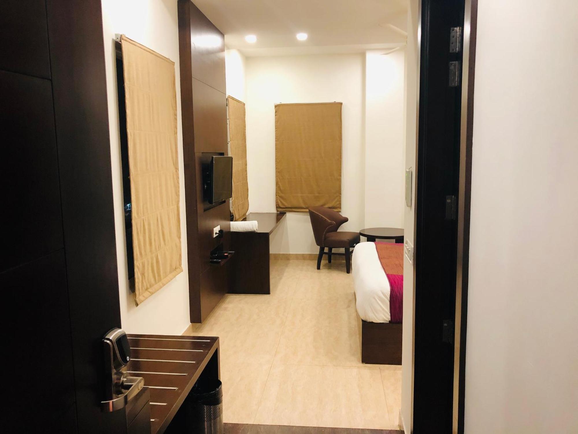 Hotel Royal Palace Hapur Kültér fotó