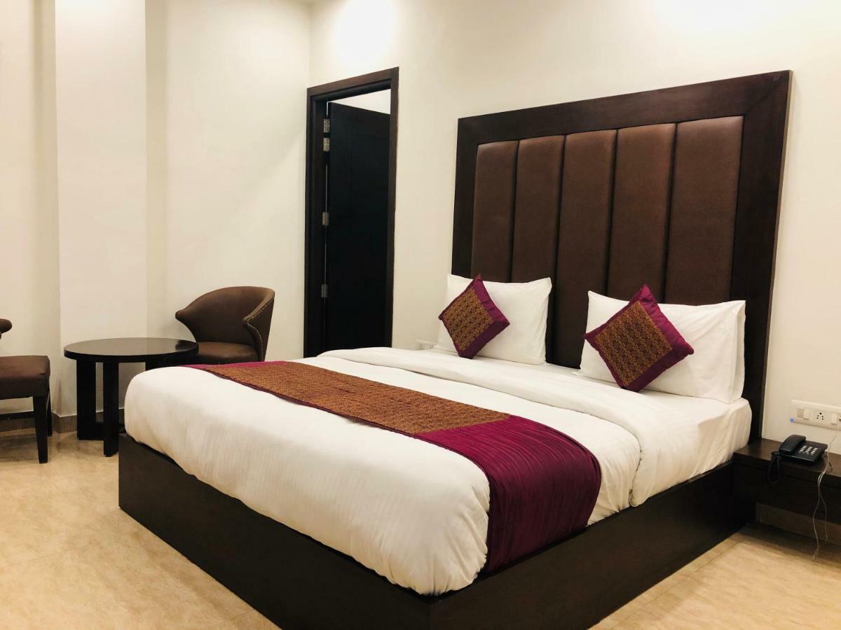 Hotel Royal Palace Hapur Kültér fotó