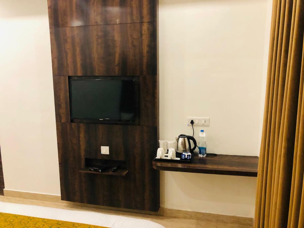 Hotel Royal Palace Hapur Kültér fotó